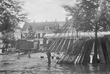 832028 Afbeelding van de opbouw van de stoomcarrousel van Piet Xhafflaire op het kermisterrein op de Neude te Utrecht.